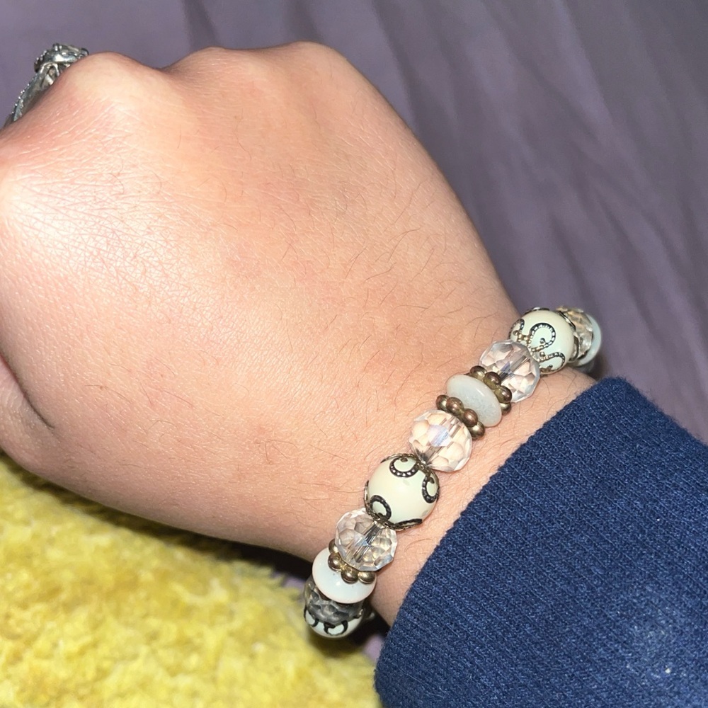 White and silver beaded bracelet